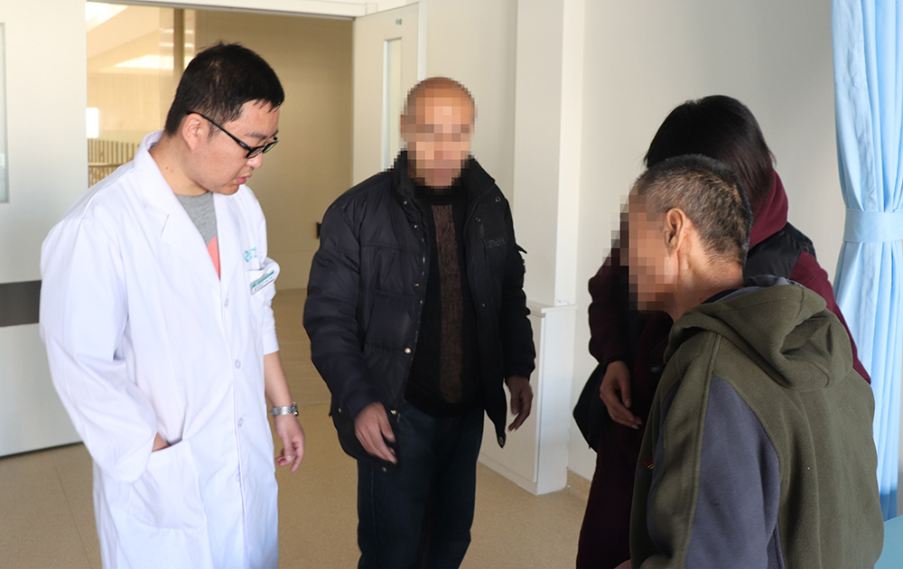 康復(fù)治療70天，偏癱患者步行出院！(圖1)