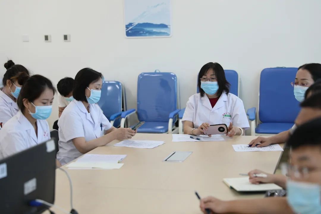 全省首家！中國醫(yī)科大學(xué)附屬第一醫(yī)院專家來“查房”，家門口享國內(nèi)優(yōu)質(zhì)醫(yī)療資源！(圖2)