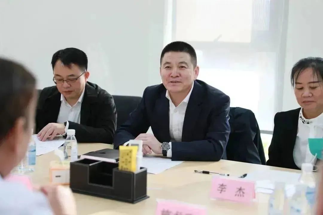 龍港區(qū)人大、區(qū)政府領(lǐng)導(dǎo)一行視察調(diào)研龍港國(guó)際醫(yī)療健康產(chǎn)業(yè)園(圖11)