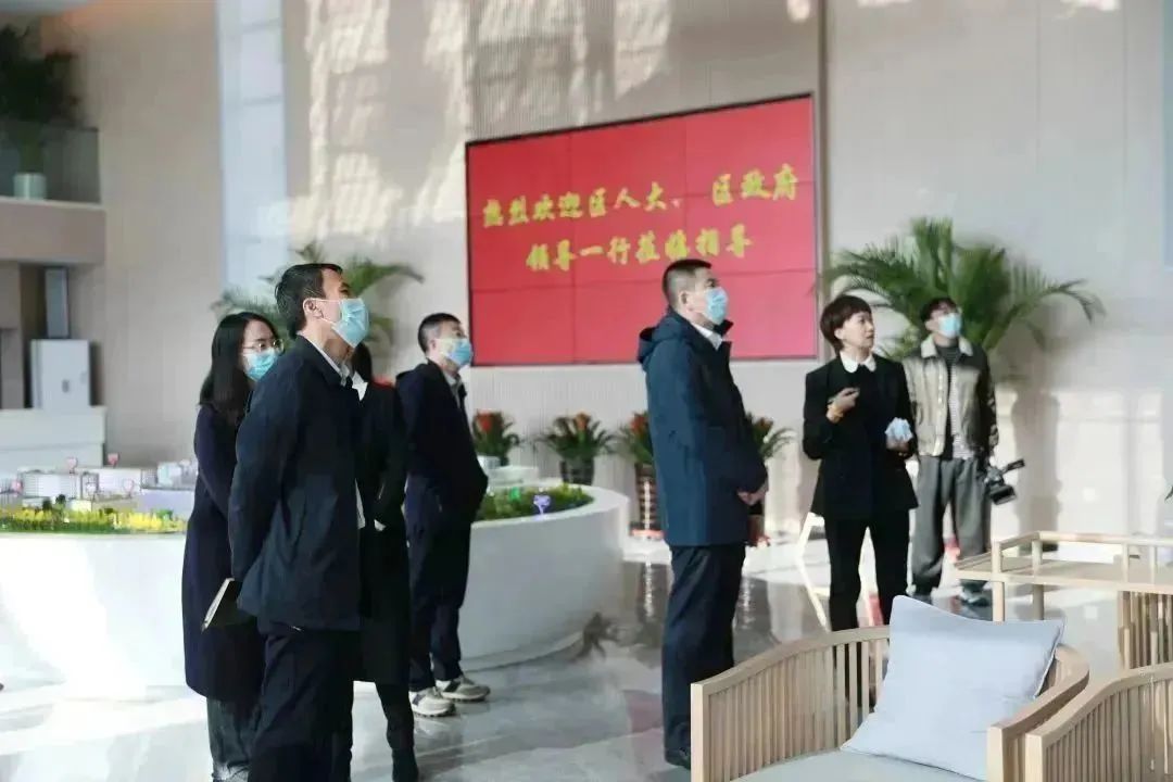 龍港區(qū)人大、區(qū)政府領(lǐng)導(dǎo)一行視察調(diào)研龍港國(guó)際醫(yī)療健康產(chǎn)業(yè)園(圖17)