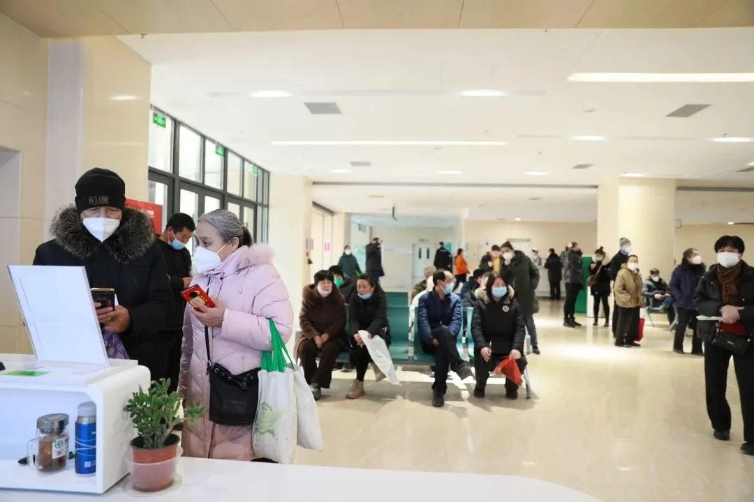 患者如潮，就診場面火爆！市二院著名專家診區(qū)百余位專家陸續(xù)來院出診(圖1)