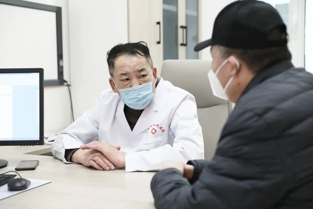 患者如潮，就診場面火爆！市二院著名專家診區(qū)百余位專家陸續(xù)來院出診(圖4)