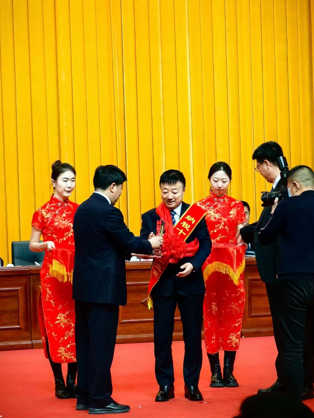 《全市民營經(jīng)濟(jì)大會(huì)》暨2023年度民營企業(yè)納稅十強(qiáng)表彰大會(huì)在葫蘆島市文化宮隆重召開，董事長趙立君先生代表集團(tuán)上臺(tái)領(lǐng)獎(jiǎng)(圖3)