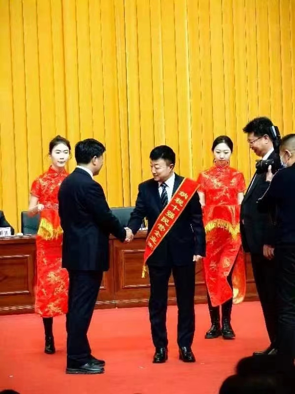 《全市民營經(jīng)濟(jì)大會(huì)》暨2023年度民營企業(yè)納稅十強(qiáng)表彰大會(huì)在葫蘆島市文化宮隆重召開，董事長趙立君先生代表集團(tuán)上臺(tái)領(lǐng)獎(jiǎng)(圖2)
