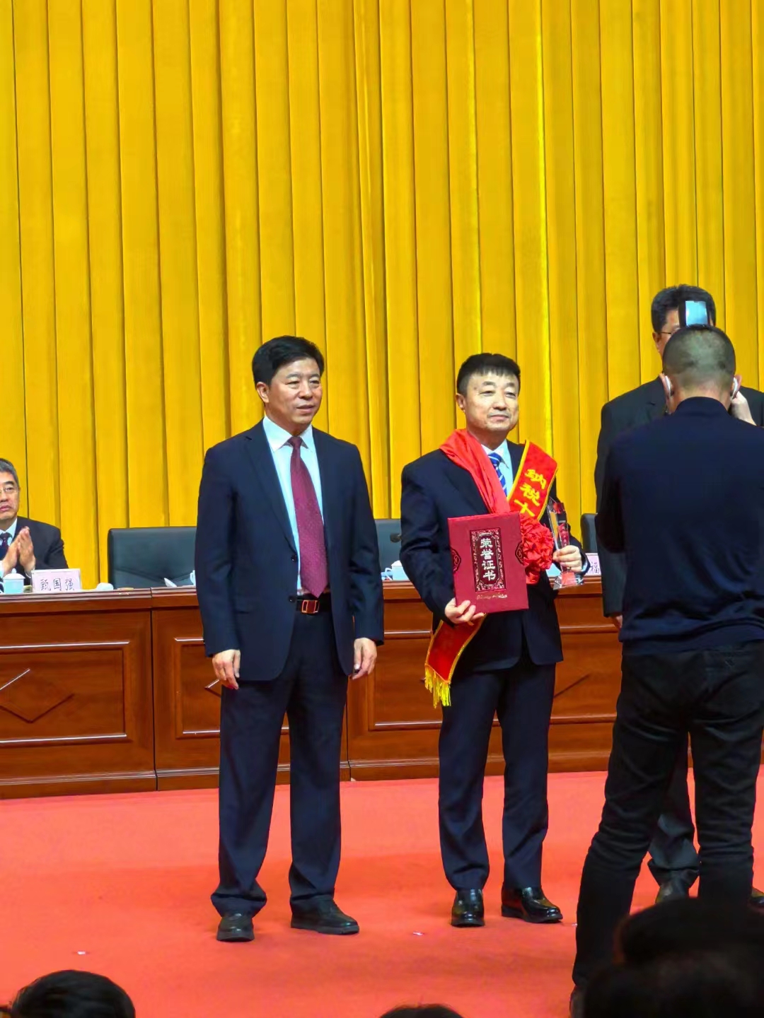 《全市民營經(jīng)濟(jì)大會(huì)》暨2023年度民營企業(yè)納稅十強(qiáng)表彰大會(huì)在葫蘆島市文化宮隆重召開，董事長趙立君先生代表集團(tuán)上臺(tái)領(lǐng)獎(jiǎng)(圖4)