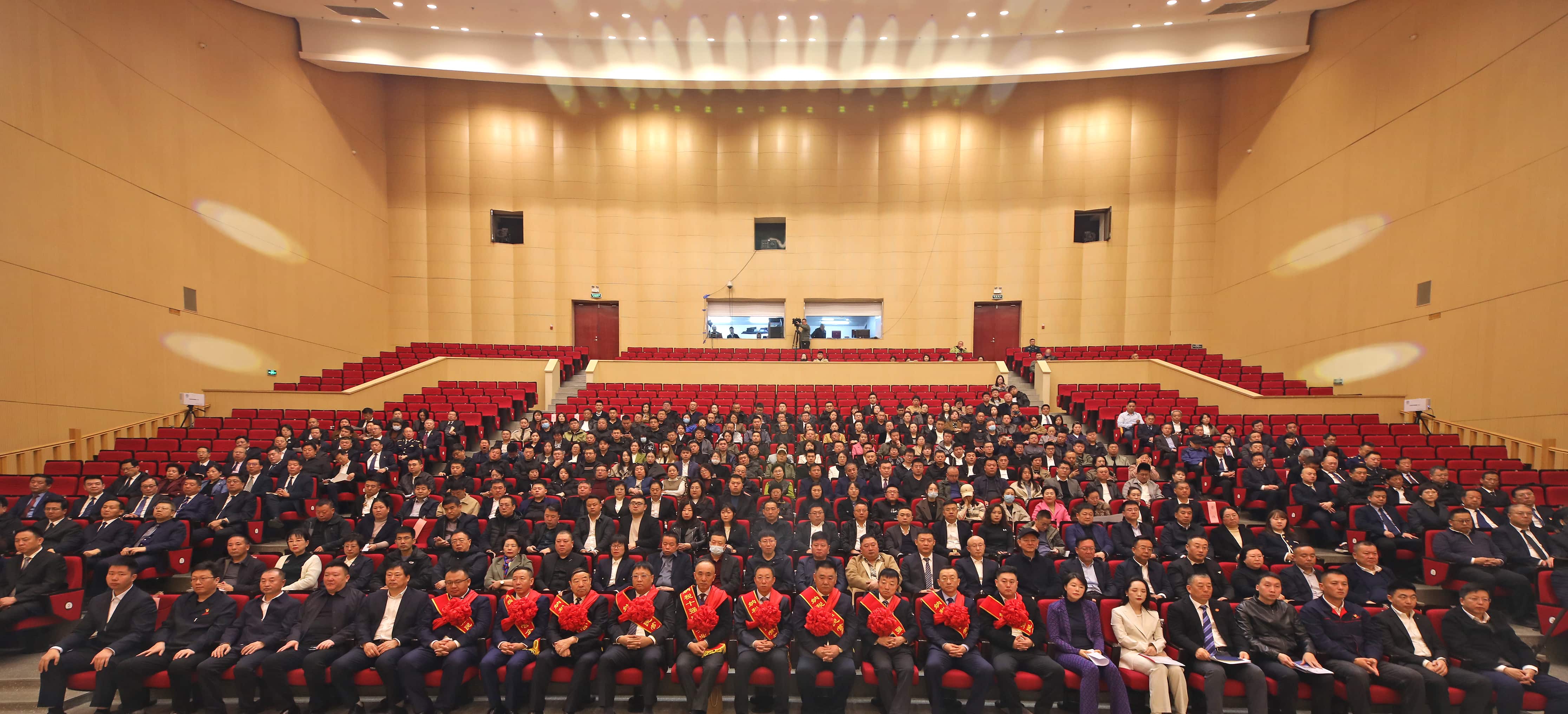 正業(yè)集團(tuán)再登納稅十強(qiáng)榜！董事長趙立君出席全市民營經(jīng)濟(jì)大會(huì)接受表彰(圖4)